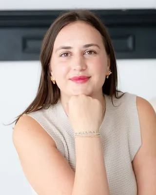 Victoria, therapist in Toronto